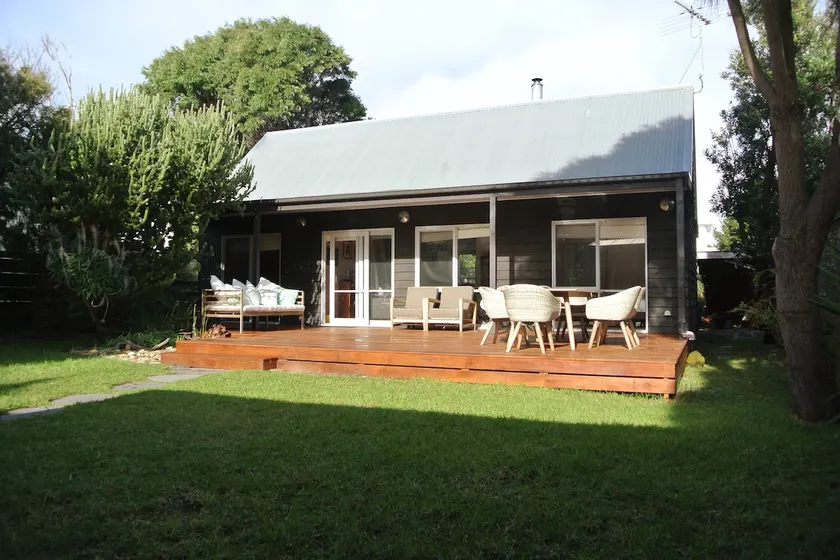 Clambake Beach House - Cool retro, private yard! - Image 1