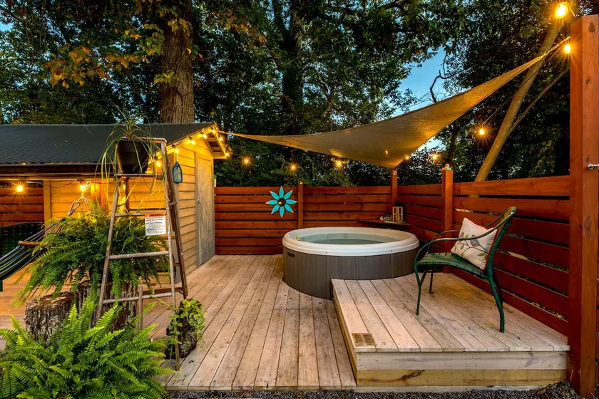 Duck Pond Cottage - Hot Tub, Fire Pit & Fast Wifi - Image 1