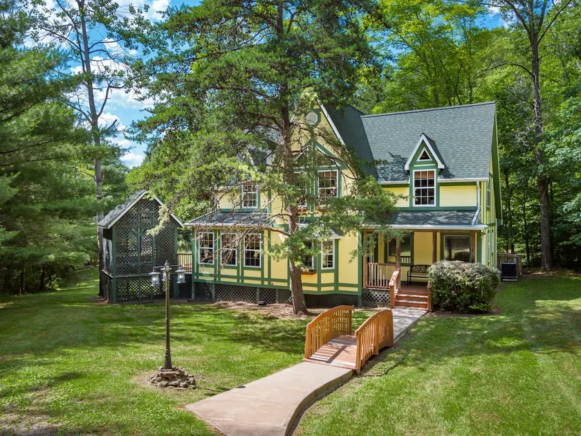 3 BR/3.5 BA w/ Hot Tub & 12 min drive to Ash Cave - Image 1