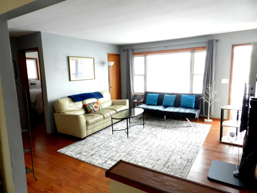 Comfortable and clean 1/2 duplex near Waterfront - Image 1