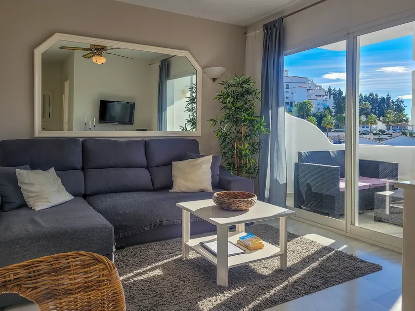 Lovely 2 bed apt overlooking golf - Image 1