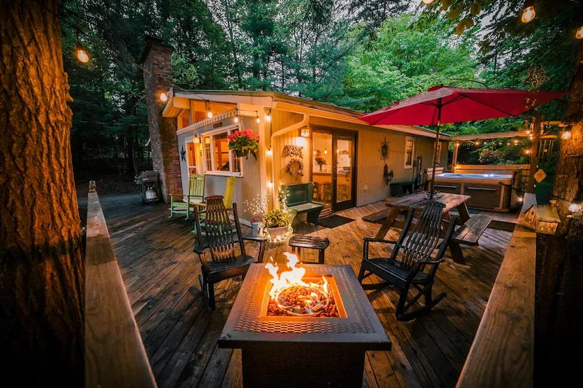 Catskill Chalet: Hunter Mtn Ski Chalet w/Spa - Image 1