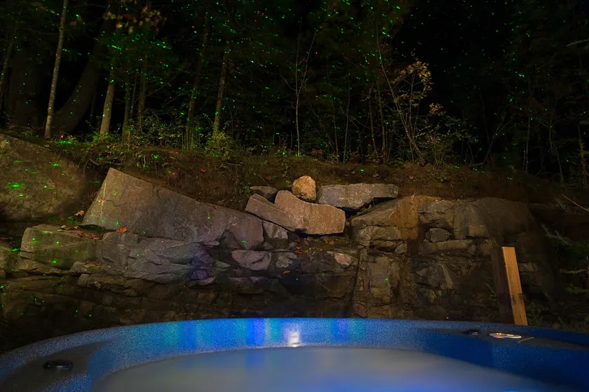 Private suite with hot tub facing Gatineau Park - Image 1