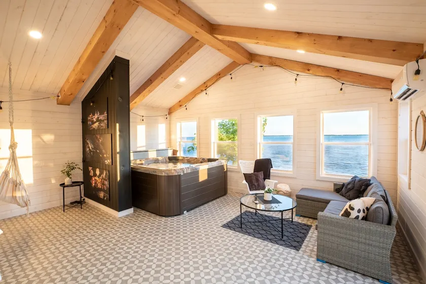 Large renovated beachfront cottage - Image 1