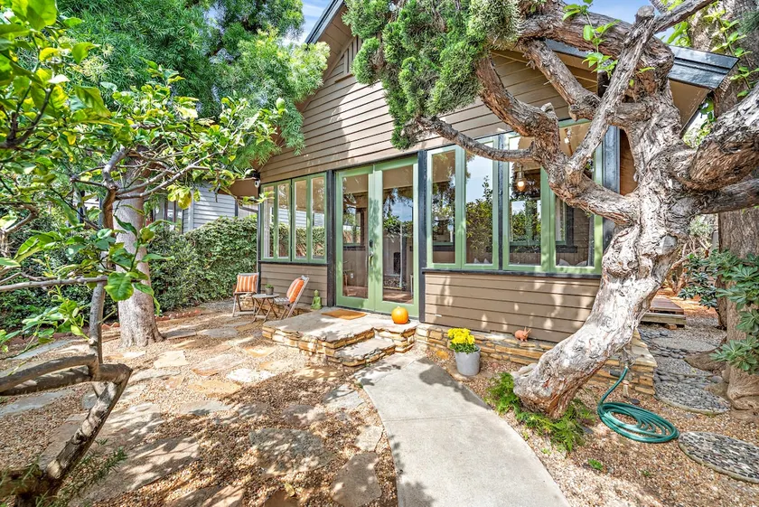 Sea Cottage - Two blocks to beach Steps to Village - Image 1