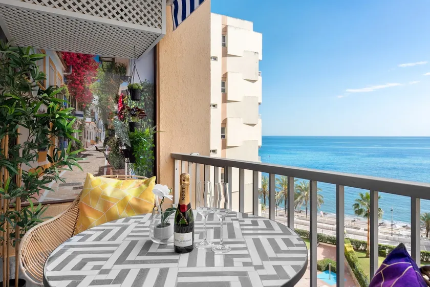 Neptuno 501 Beachfront Stylish Studio with Views - Image 1