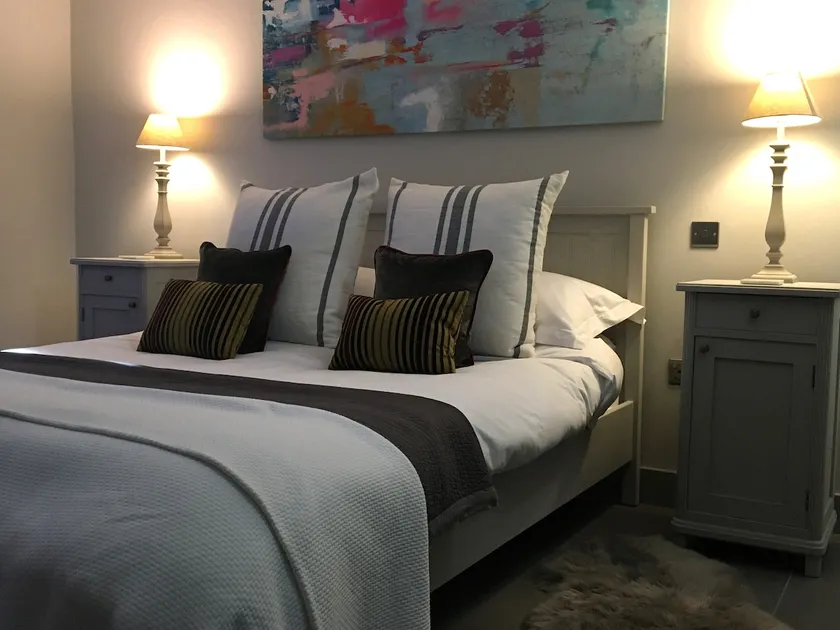 Private 1 bedroom guest suite, with parking - Image 1