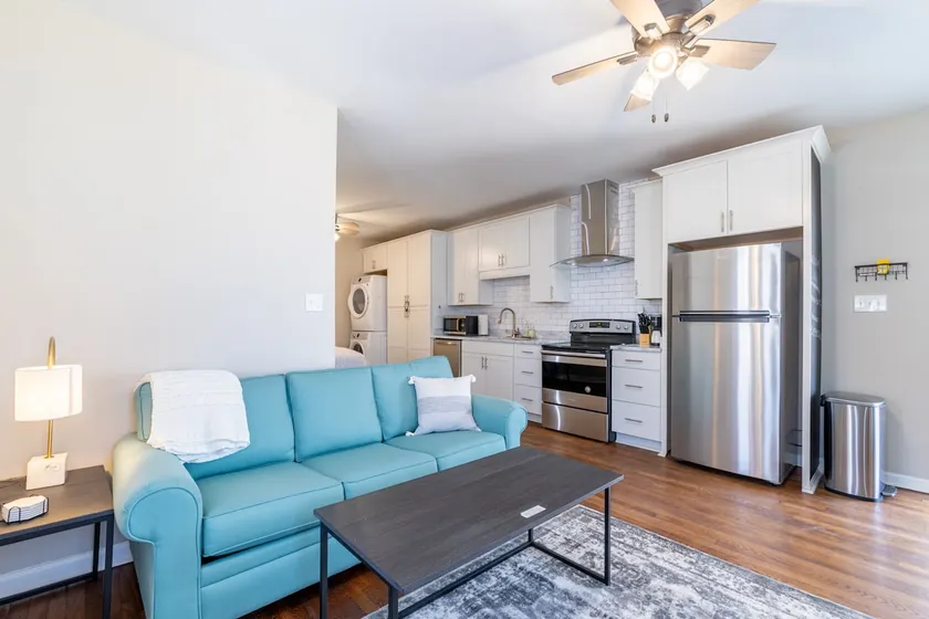*NEW* Fully renovated Charming Crosstown duplex - Image 1