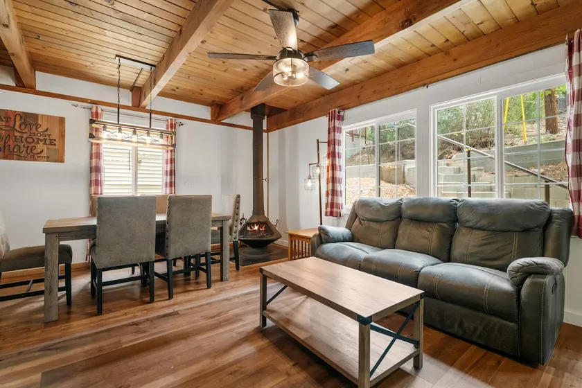 Vista Cottage • Pup Friendly •Spa • Walk to Lake - Image 1