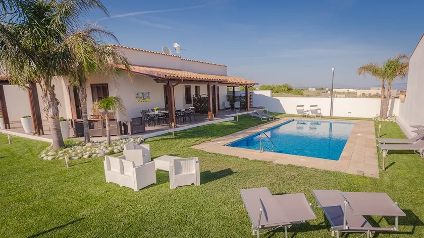 Villa Al Mare Guest House - Image 1