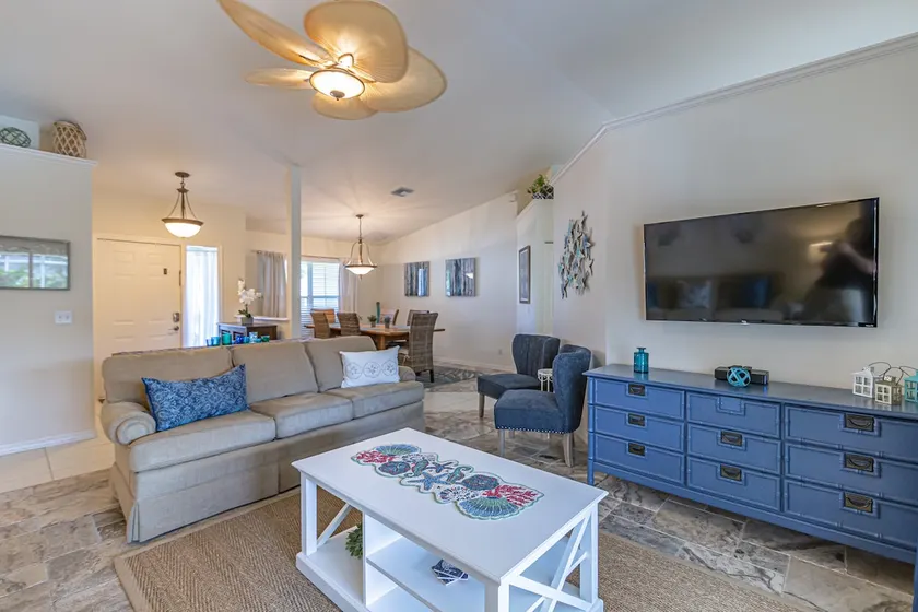 Beachy Bungalow less than 2 miles from the beach! - Image 1