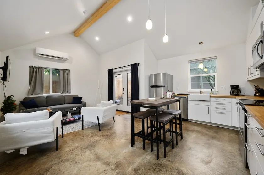 RoseCity Getaway - New Modern Private Home - Image 1