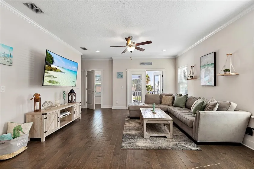 Walk Everywhere-Spacious Townhome Steps to Beach - Image 1