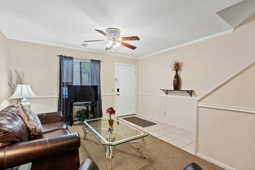 Spacious Townhouse Near USC & Airport - Image 1