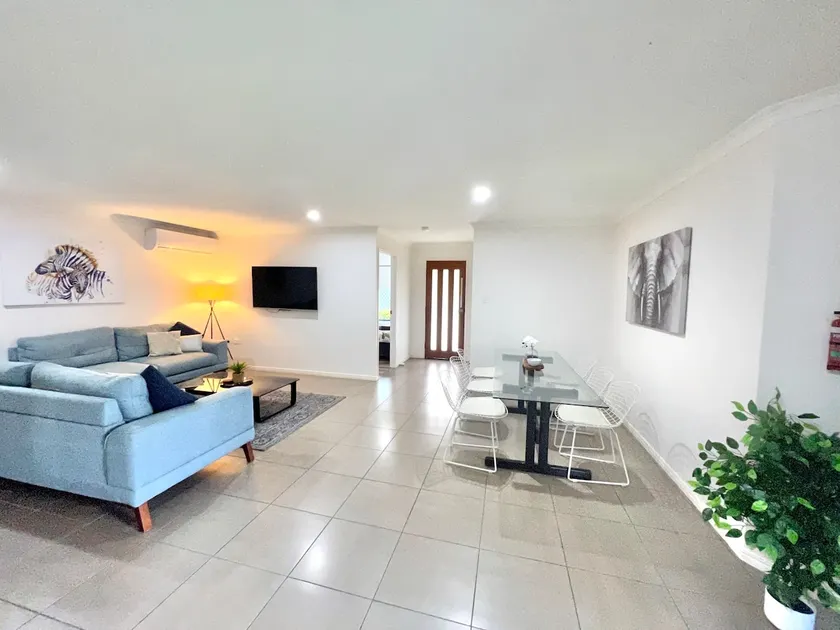 Modern Elegance in central Bundy! *WiFi & Air Con* - Image 1