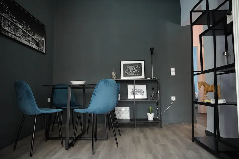 Industrial Design Bungalow – 2 min to Center, Wifi - Image 1