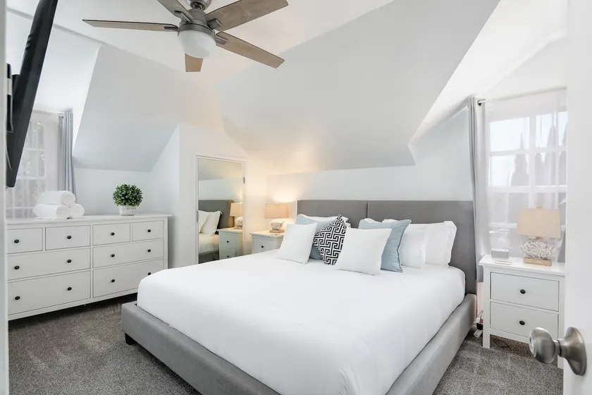 5 Bed 2 Bath Victorian Carriage House | Parking - Image 1