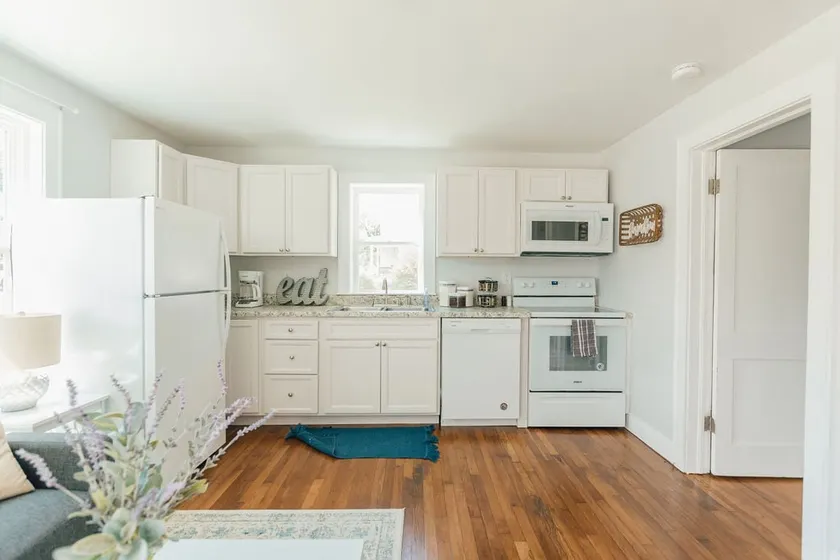 Functional Apartment Near Downtown Bristol - Image 1