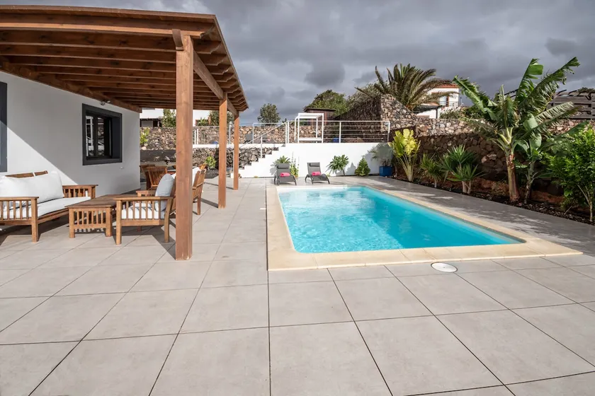 Slap af i en stilfuld villa med opvarmet pool og fantastisk udsigt - Image 1