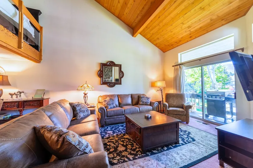 Beautiful, pet-friendly townhome w/ mountain views - Image 1