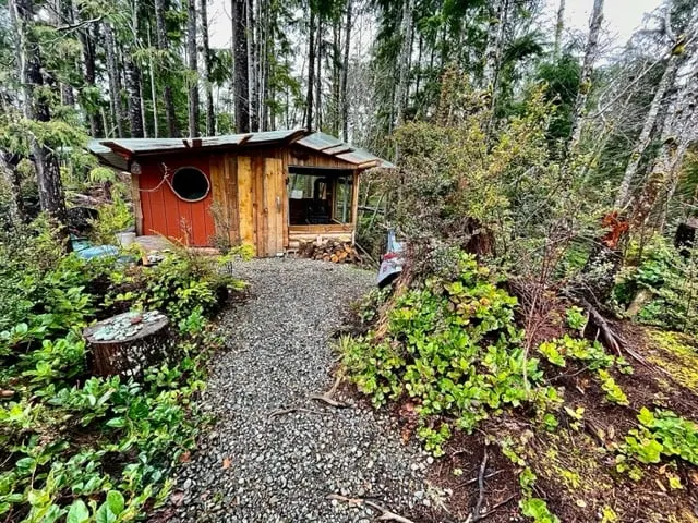 ”Gorge Edge” Dog-friendly Cabin, Off-grid - Image 1