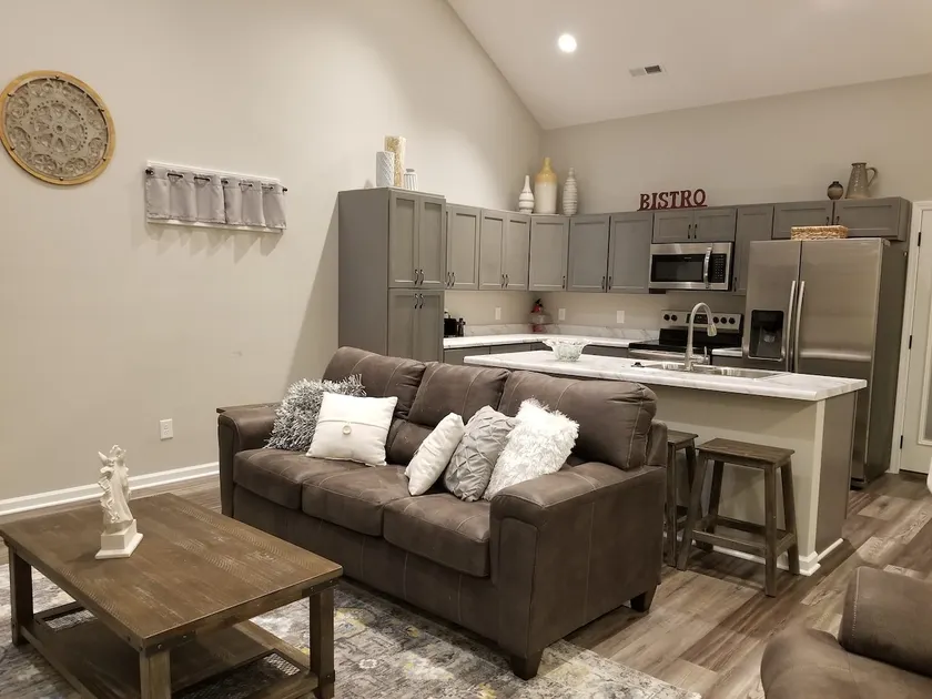 4 BR/4 BA Centrally located 20 Mins to UT - Image 1