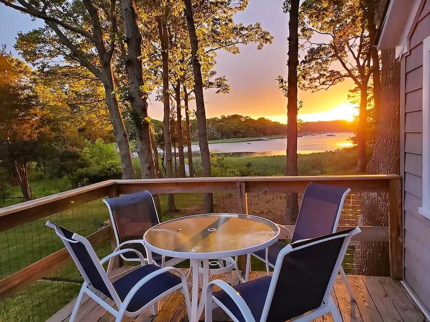 2 Bedroom Hamptons Waterfront Cottage Rental - Image 1