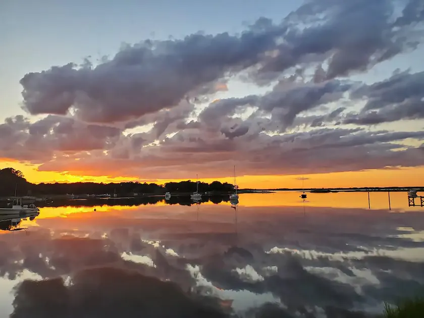 1 Bedroom Hamptons Waterfront Cottage Rental - Image 1