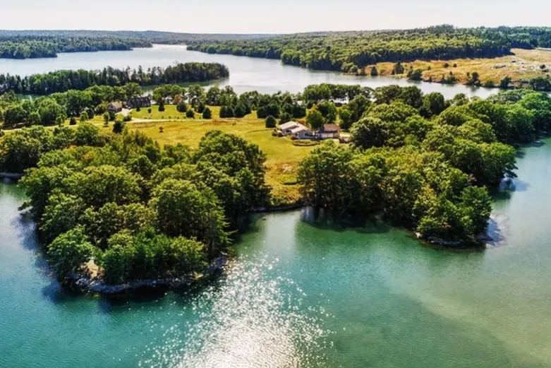 Waterfront, Meadows: 10 acres+ a Spacious House - Image 1
