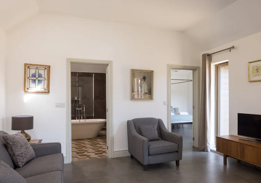 Stylish Two Bedroom Barn set in Tranquil Courtyard - Image 1