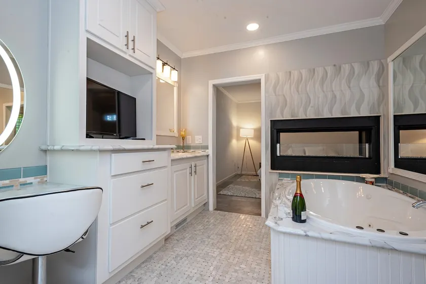 SecludedHouse Modern Lagoonfront jacuzzi tub - Image 1