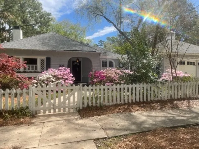 Delightful Bungalow in Historic Downtown - Image 1