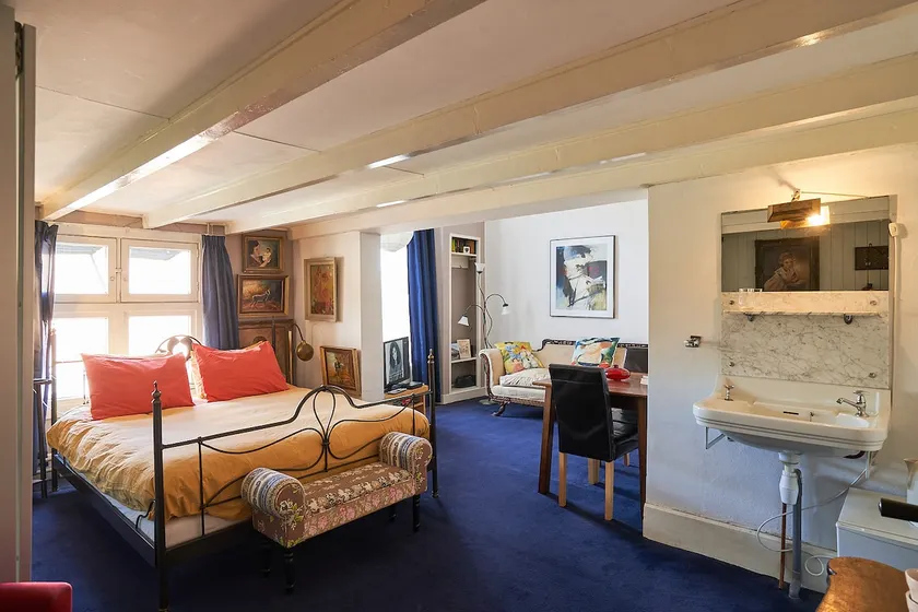 Studio in attractive listed house - Image 1
