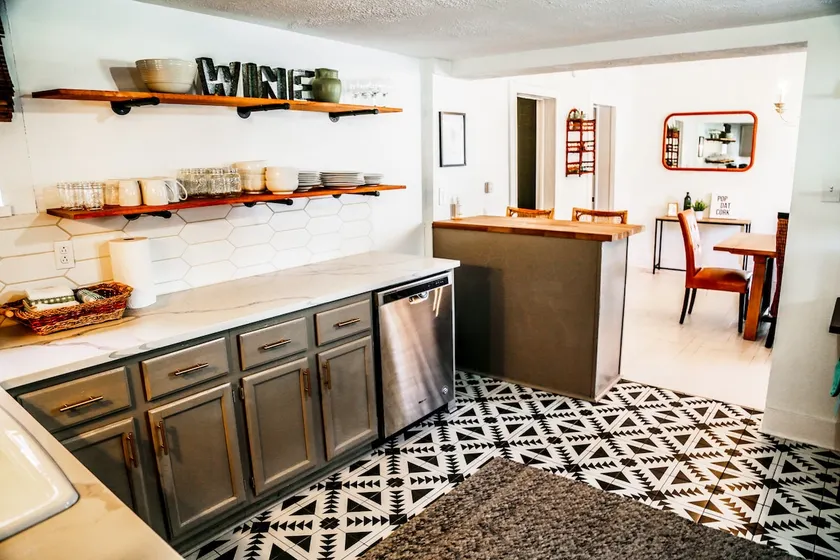 “Casa Cabernet” / Boutique 3 Bdrm Apt, sleeps 8+ - Image 1