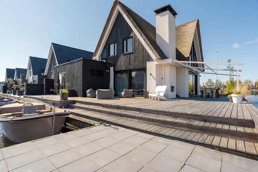 Spacious premium villa, right on the waterfront - Image 1