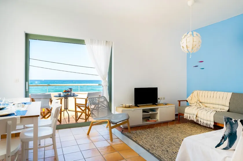 Beachfront flat with a panoramic view of the bay - Image 1