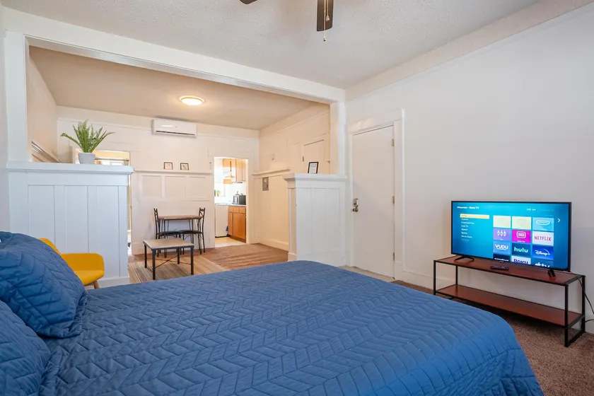 Spacious Studio Downtown - Image 1
