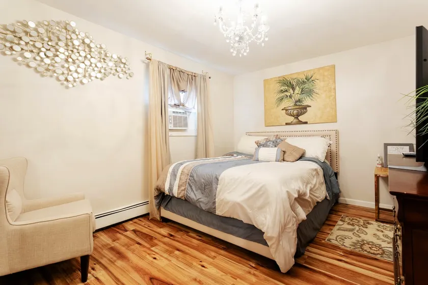 Spacious one Bedroom Apt with private entrance - Image 1