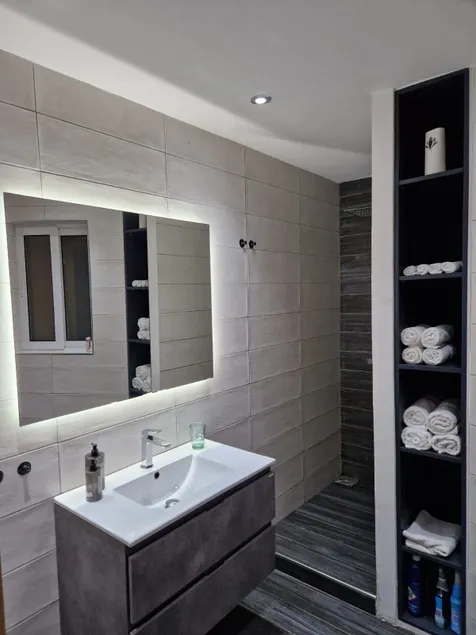 Clover Apartment 3 - Image 1