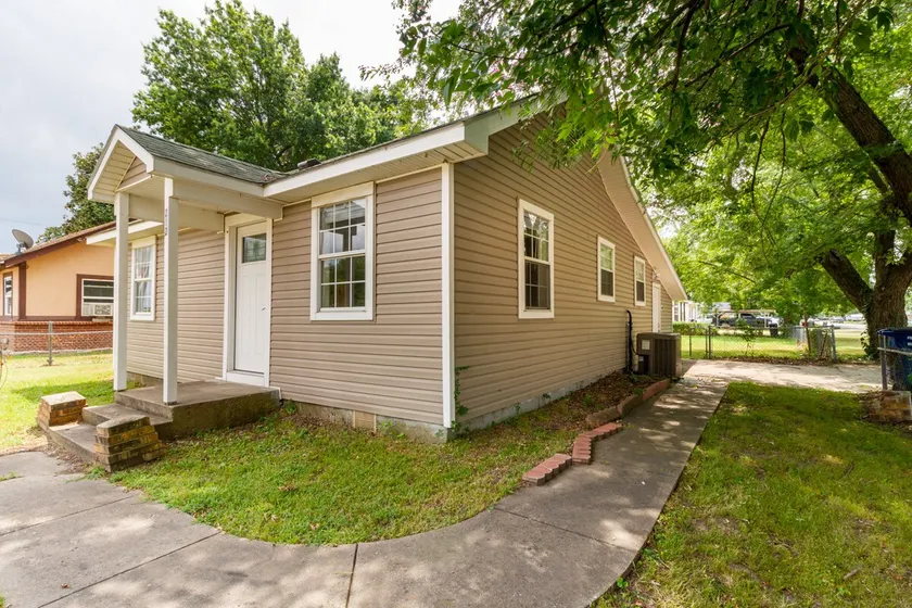 3 Bed 1 Bath Home Conveniently located in the heart of Pryor - Image 1