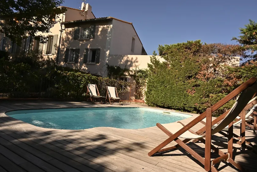 Luxury air-conditioned 3-bedroom gîte with private terrace and shared swimming pool - Image 1