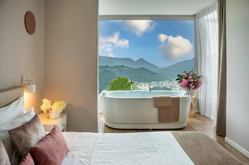 Panoramic suite with a couple's bathtub in the room - Image 1