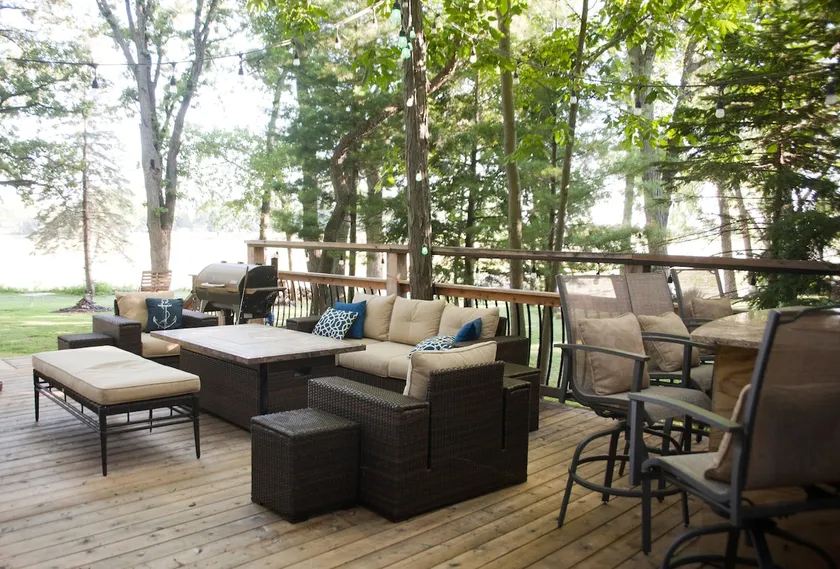 Lakefront Escape- Your Perfect Getaway Awaits! - Image 1