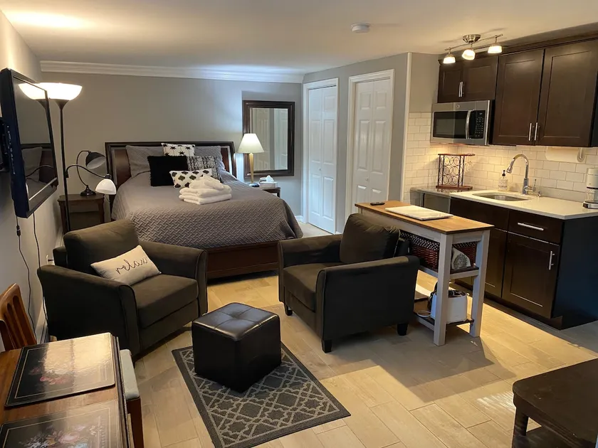 Historic Huntington Village Private Retreat - Image 1