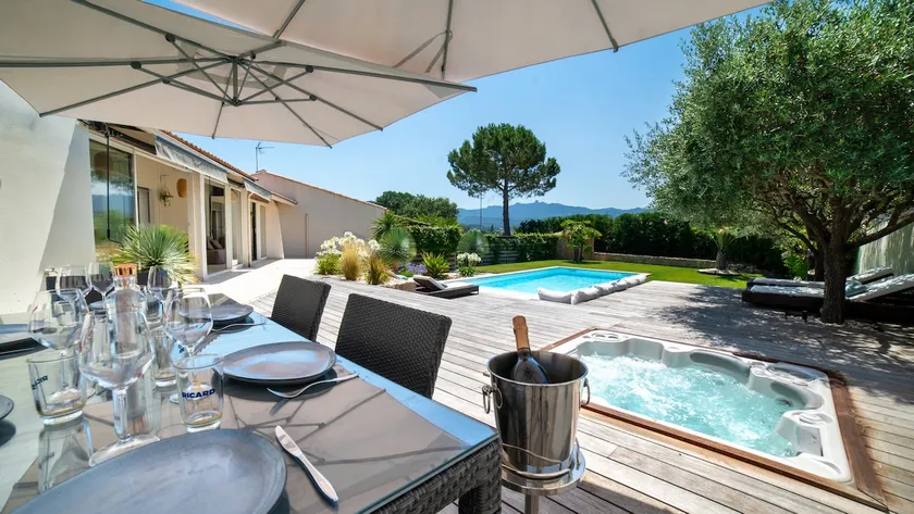 Amazing private villa with Heated Pool & Hot Tub - Image 1