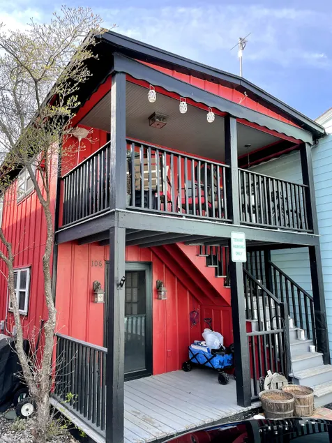 Hygge Haven: A cozy apartment in a canal-side town - Image 1
