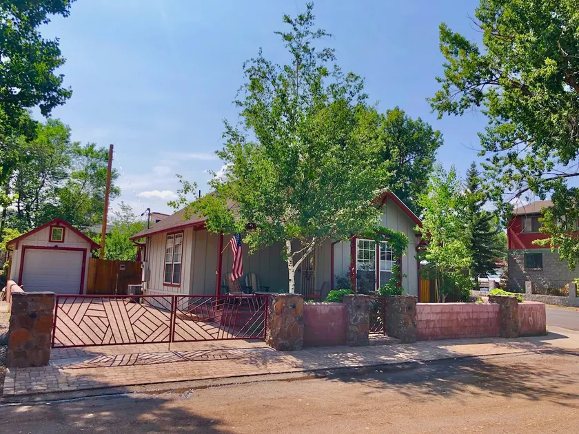 *updated* Leroux Bungalow (2 blocks from Downtown) - Image 1