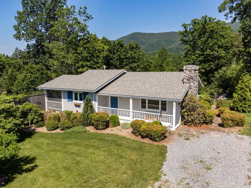 Mountain Meadow Cottage w/ Hot tub & Mt Views - Image 1
