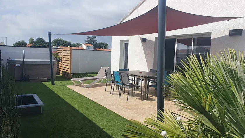 Villa for 8 people • 4 bedrooms • Outdoor hot tub • Near the beach - Image 1