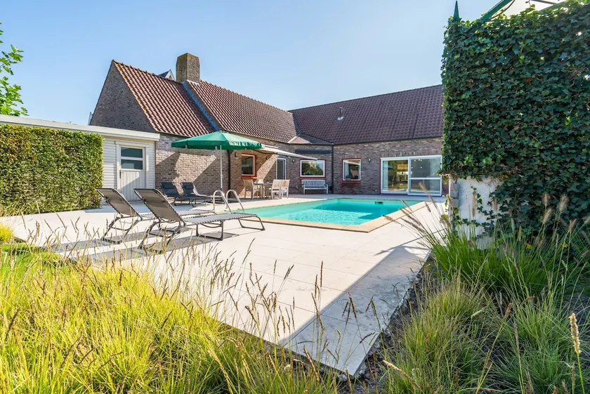 Villa with heated swimming pool, sauna and garden - Image 1
